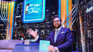 Rav Sany no cenário do Rav Sany Live Show durante gravação do programa, que passa a integrar a programação da BM&C News.