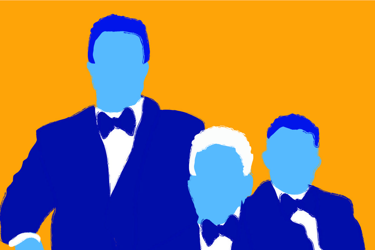 A figura de três homens de gerações diferentes surge sobre um fundo amarelo. Eles posam lado-a-lado, como numa foto para o álbum família, usam terno azul escuro, camisa branca e gravata borboleta.