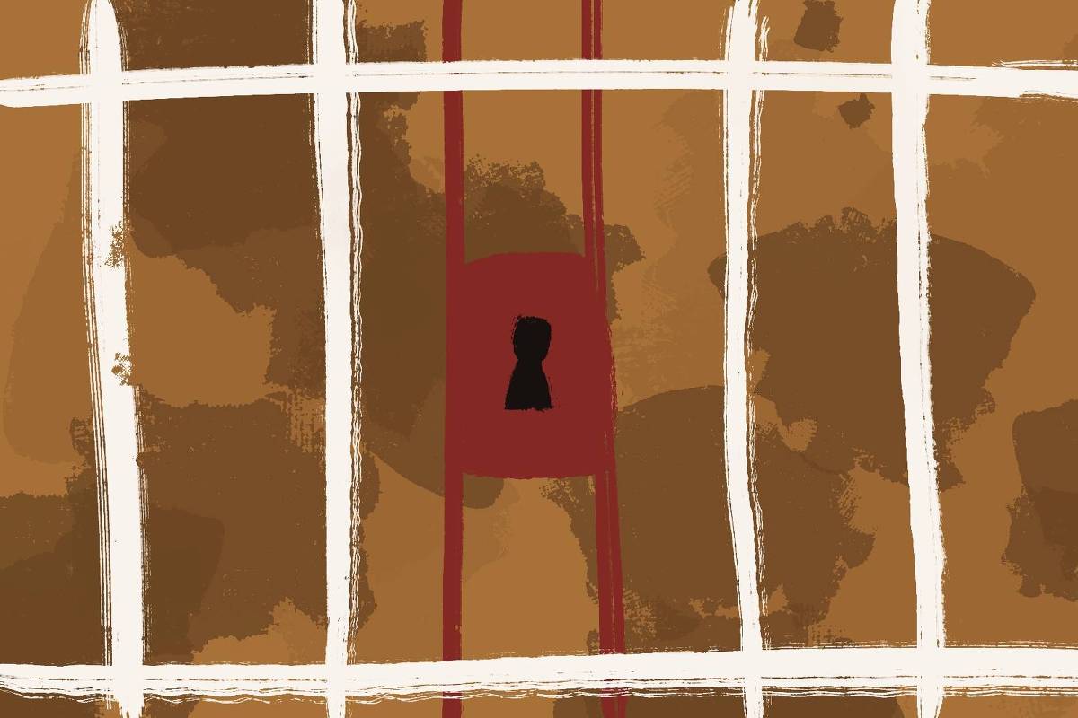 Sobre um fundo amarelo escuro, com detalhes em marrom, se encontram grades brancas, ao centro da ilustração há uma fechadura vermelha, que remete a uma cela.