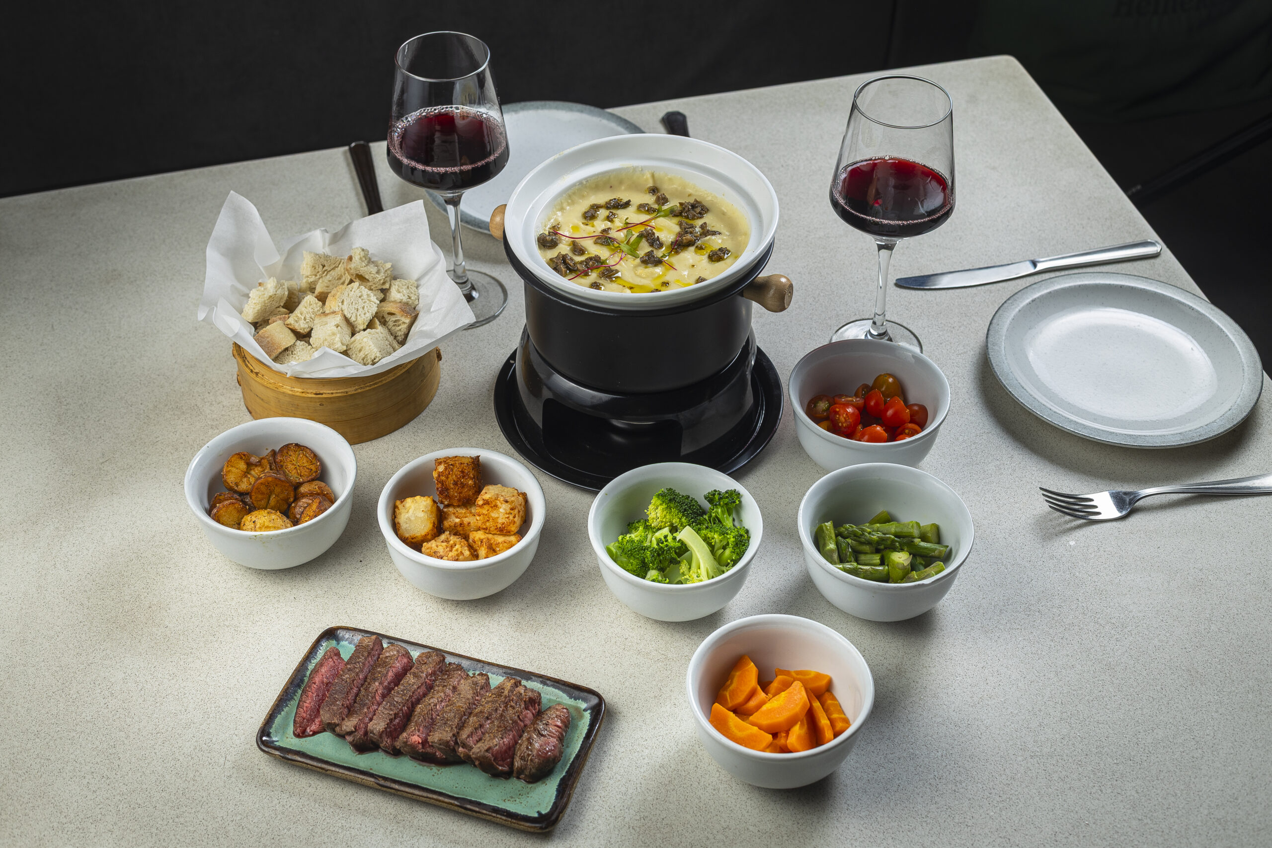 Temporada de fondue ganha novos sabores no 300 Sky Bar e convida paulistanos para uma experiência gastronômica exclusiva