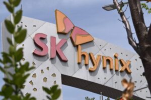 Logo da empresa SK hynix em letras grandes, com