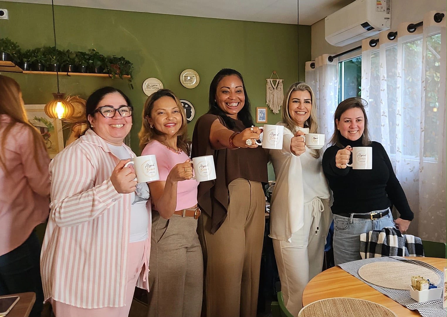 Falar inglês desde a primeira aula: método que prioriza comunicação impulsiona confiança e acelera o aprendizado de mulheres