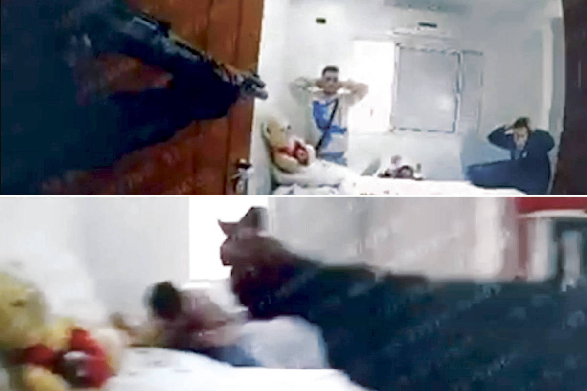 A imagem mostra uma cena de uma intervenção policial em um quarto. Na parte superior, um policial armado está apontando uma arma em direção a um grupo de pessoas que estão com as mãos levantadas, demonstrando medo. Na parte inferior, uma pessoa parece estar se movendo rapidamente, enquanto um brinquedo de pelúcia e outros objetos estão visíveis no ambiente. O cenário é tenso e reflete uma situação de emergência.
