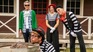 Confira a ordem cronológica dos filmes de Jackass, conheça a sequência da franquia e descubra onde assistir a cada título.