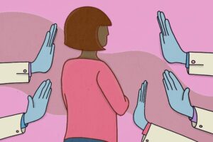 Ilustração em estilo gráfico mostra uma mulher vista de costas, com cabelo curto castanho em corte reto, vestindo blusa rosa. Ela está posicionada no centro da imagem, levemente curvada para frente, com os braços próximos ao corpo, transmitindo postura de recolhimento ou desconforto. Ao redor dela, quatro mãos grandes usando luvas azuis aparecem vindas das laterais da imagem, com as palmas abertas e voltadas em sua direção, como se estivessem dizendo pare ou bloqueando sua passagem. As mãos vestem mangas claras com punhos abotoados, sugerindo figuras de autoridade ou profissionais.