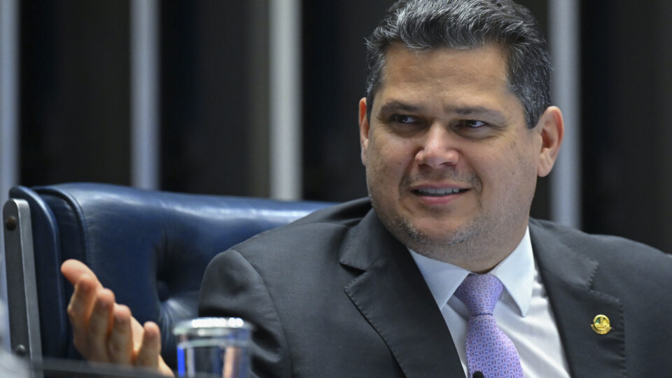 Senado aprova redução de tributos sobre combustíveis com “jabutis” fiscais