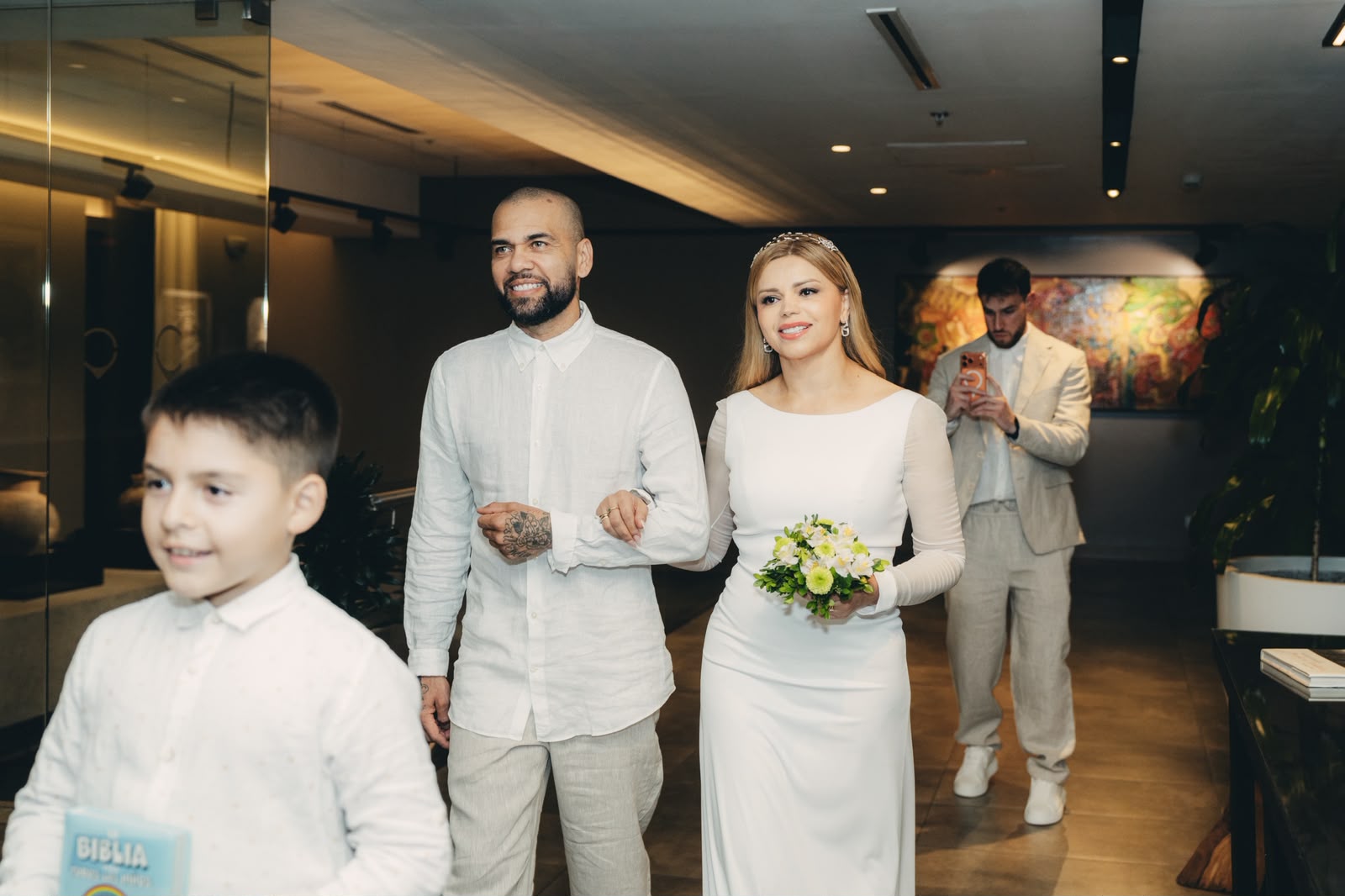 Daniel Alves conduz a fundadora da Acquacoco ao altar em casamento que emociona convidados na Guatemala