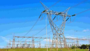 Linhas de transmissão de energia elétrica da usina hidrelétrica Itaipu Binacional sob céu claro.