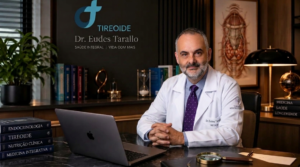 Dr. Eudes Tarallo em consultório médico, em imagem relacionada à avaliação de fatores metabólicos associados a sintomas depressivos.