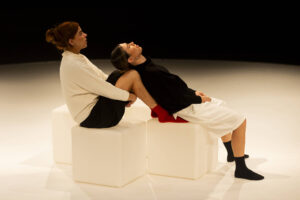 'Pergunte Alguma Coisa' reúne amigas no palco - 10/09/2026 - Mise-en-scène