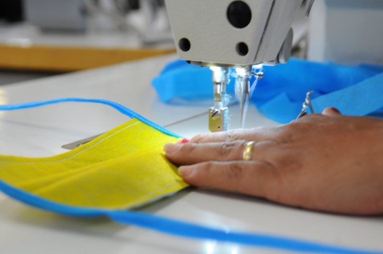 Saúde - coronavírus - Covid-19 pandemia prevenção contágio contaminação costura costureiros (produção de máscaras na Fábrica Social do Distrito Federal)