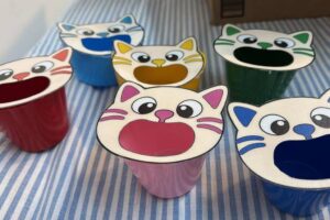 Copinhos de danone com uma imagem de gato colada em cima