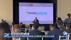 Sicoob Cooplivre em destaque no palco do Conexão Empresarial durante edição anterior do evento.