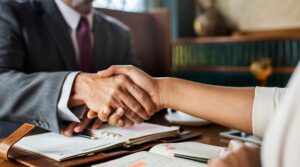 O risco econômico e operacional de contratos excessivamente pressionados por preço.
