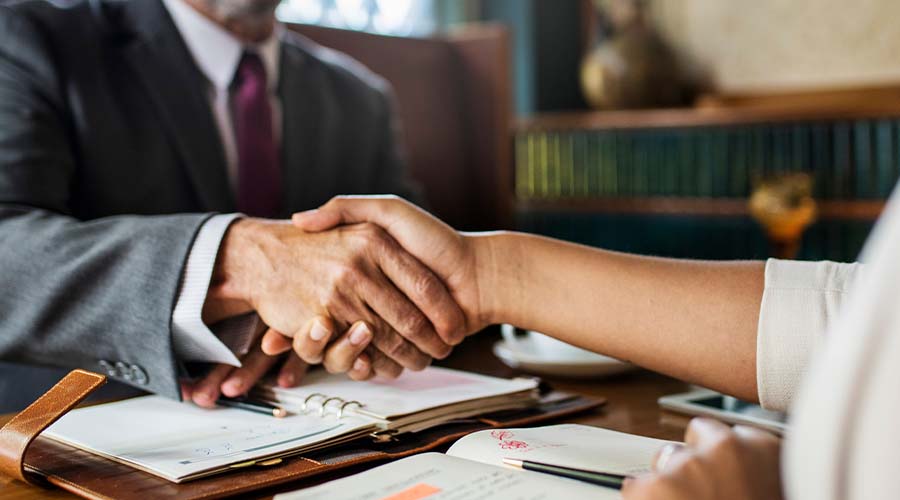 O risco econômico e operacional de contratos excessivamente pressionados por preço.
