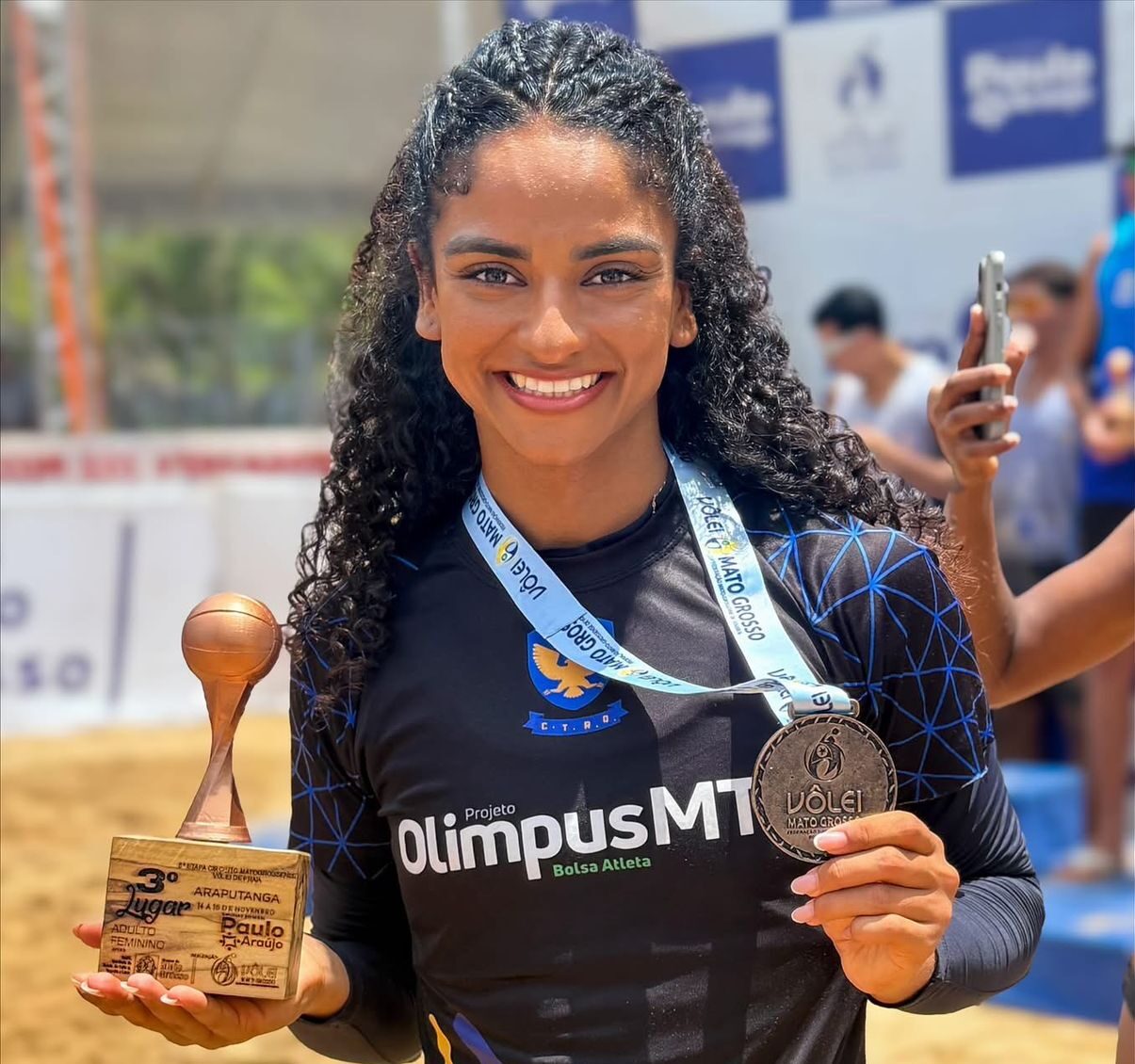 De um projeto social aos 13 anos para a formação de novas gerações: trajetória de Sabrina Ferco conecta vôlei, educação e inclusão