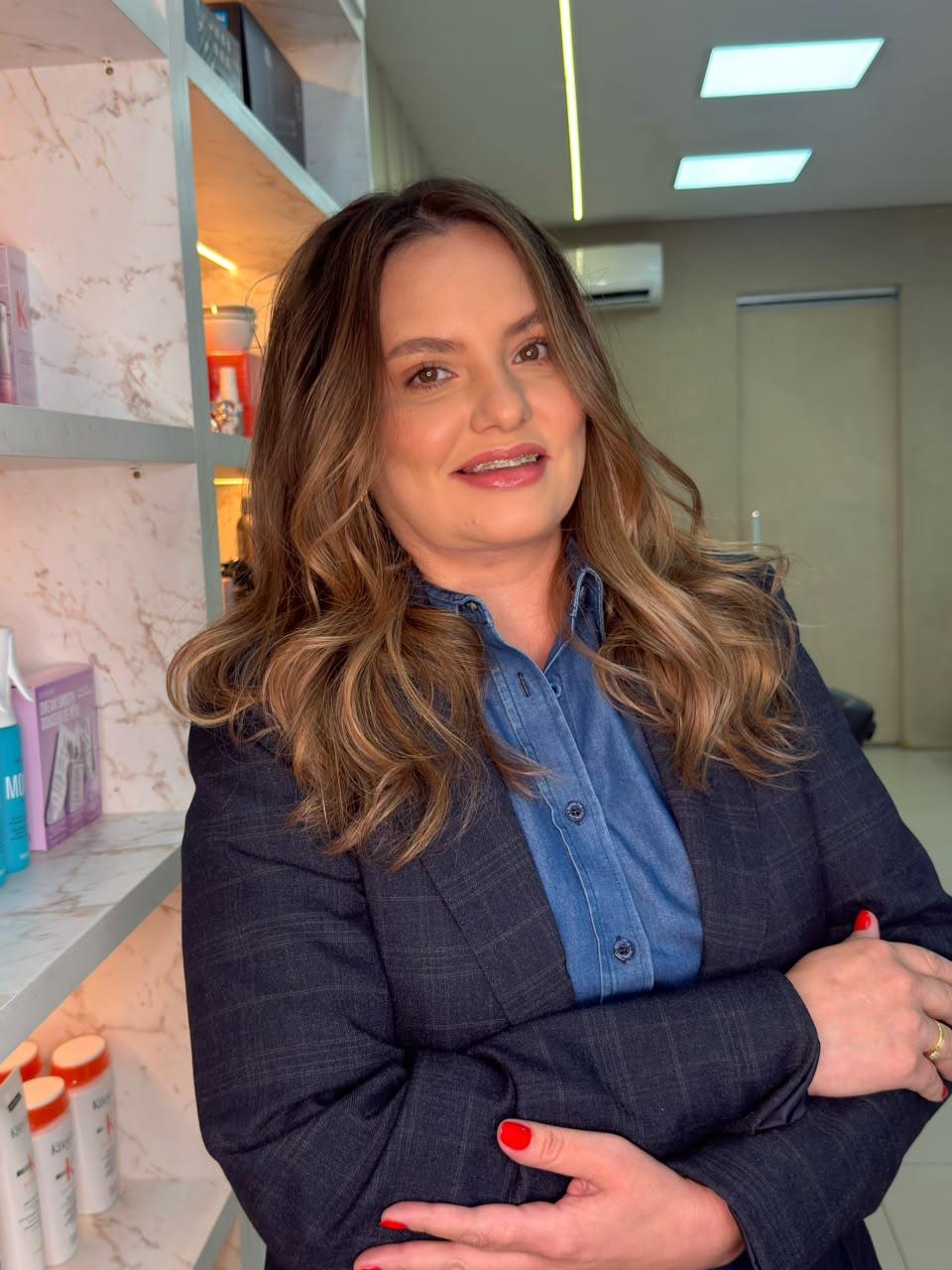 Quando a cor deixa de transformar e passa a revelar: a nova linguagem da beleza no Adibis Concept