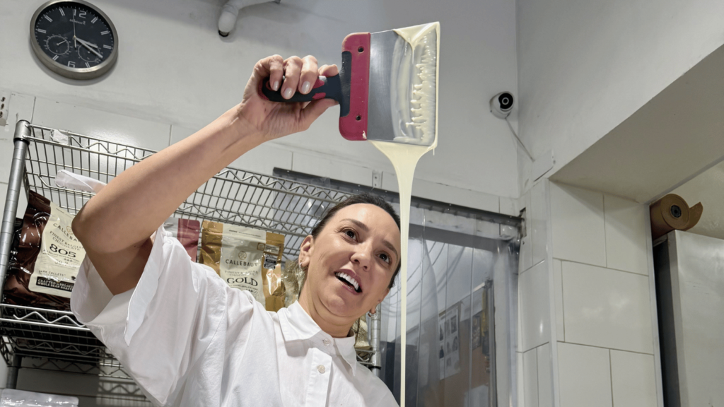 Luciana Machado, fundadora da Lu Chocolates, trabalha com chocolate branco no ateliê em Santo André.