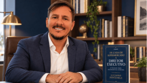 Luciano Fontinele, autor do livro De Caixa de Supermercado a Diretor Executivo, aparece em ambiente corporativo, sentado à mesa, ao lado de sua obra sobre carreira e liderança.
