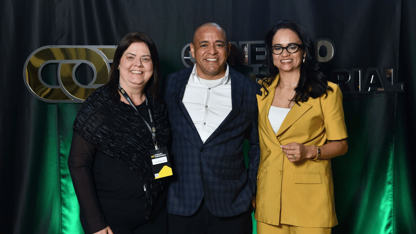Luciana Sauer Sartor, CEO da Ludy’s Gelateria, com Reginaldo Oliveira e Regiane Oliveira durante o Conexão Empresarial 2026. A Ludy’s participou da edição como patrocinadora Bronze.