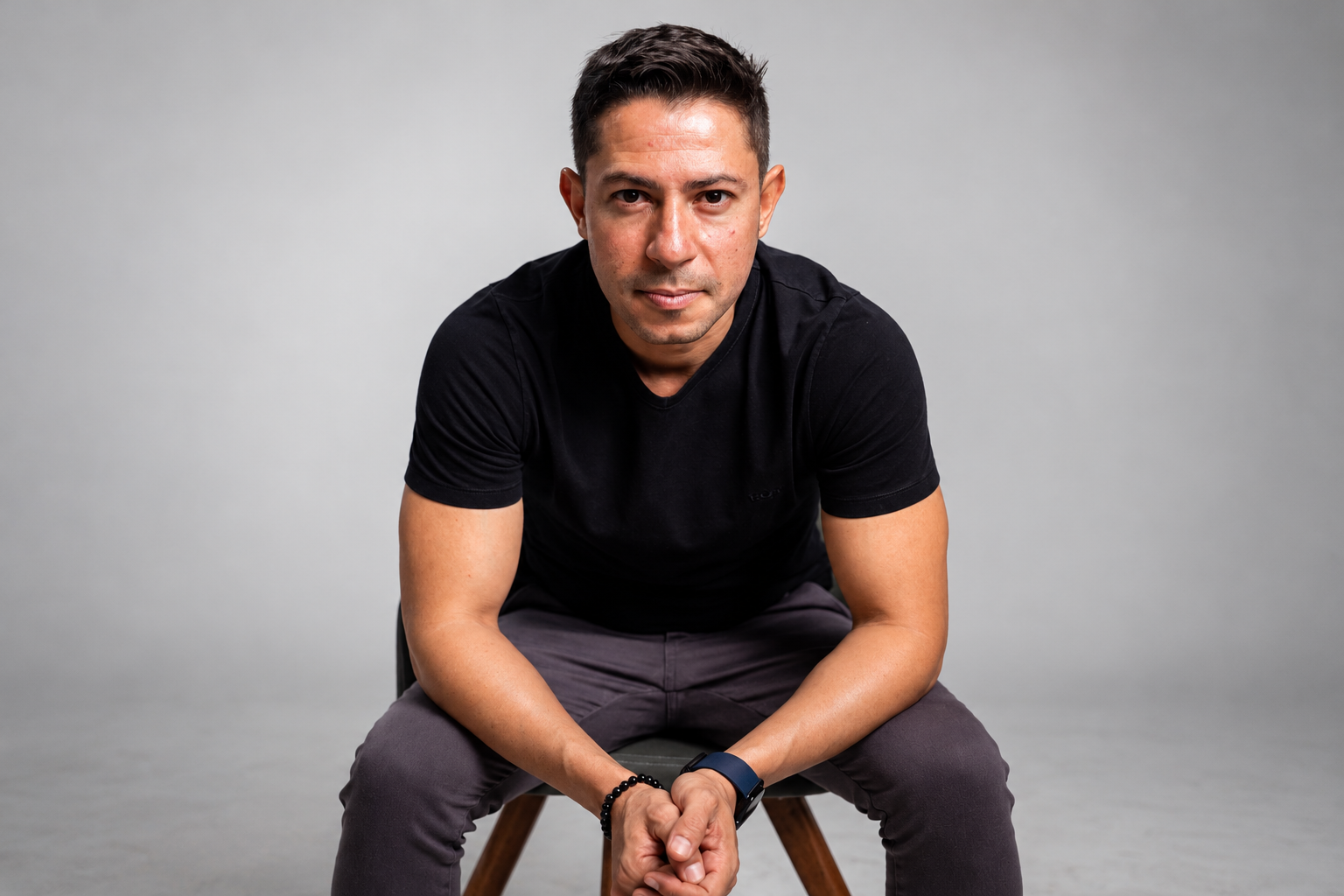 Retrato masculino em estúdio minimalista