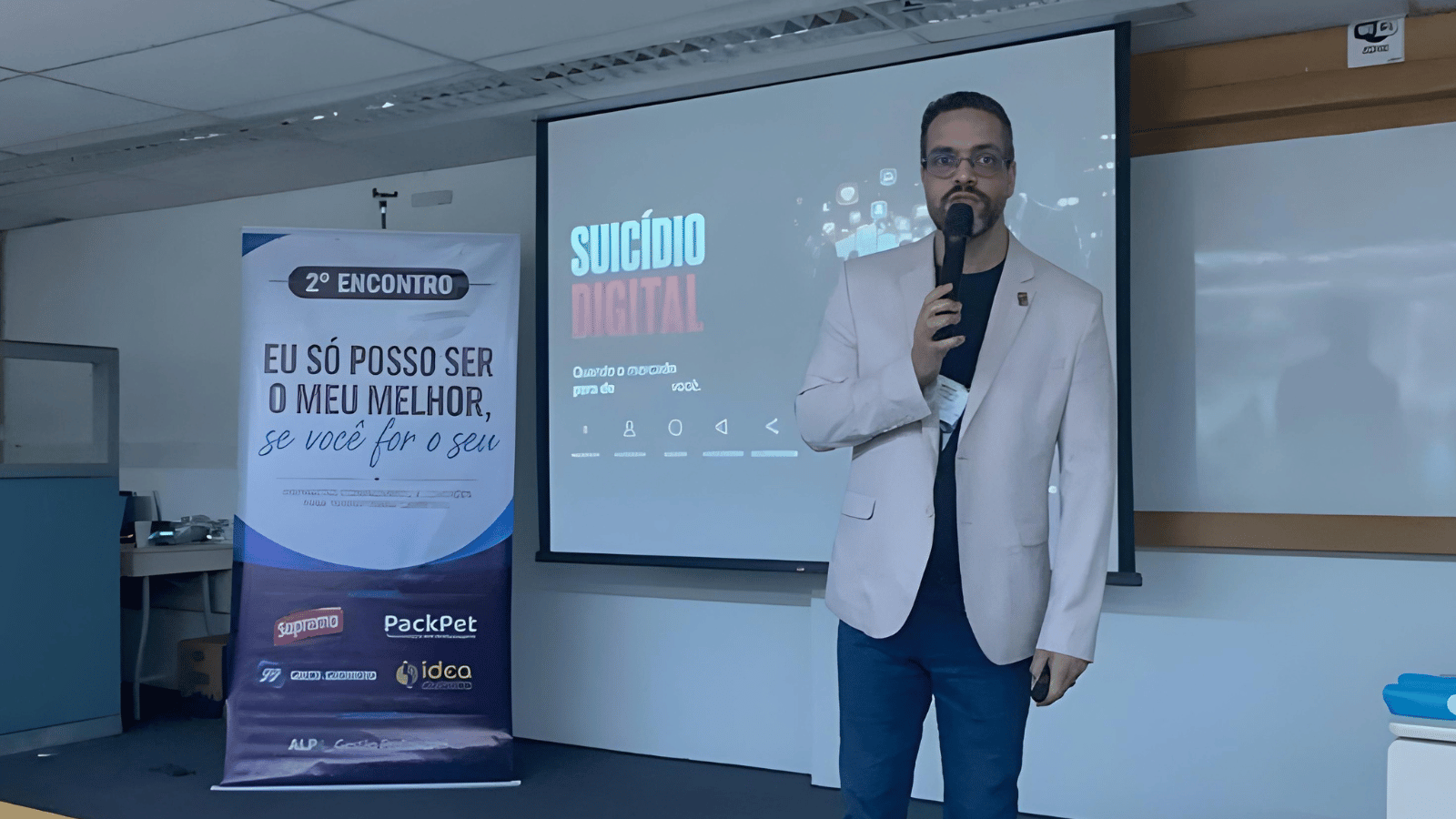 Tucco no palco durante a palestra “Suicídio Digital”, sobre vendas, posicionamento, percepção e reputação profissional, realizada no 2º Encontro “Eu só posso ser o meu melhor, se você for o seu”, promovido pela ALP4 Gestão Profissional.