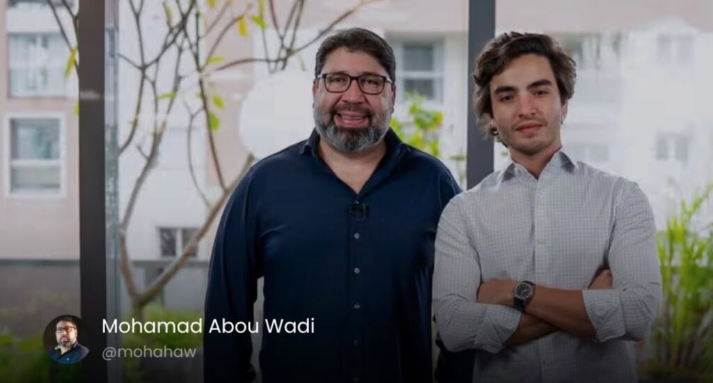 Mohamad Abou Wadi ao lado de executivo da PIB Education em ambiente corporativo.